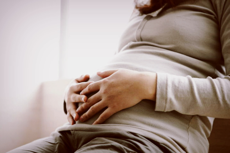 Что делать, если тянет низ живота при беременности на ранних сроках?