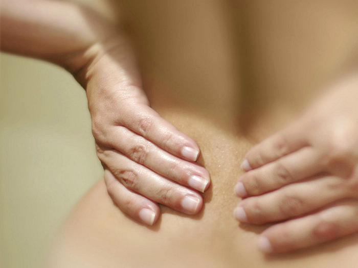 Симптомы и лечение боли в почках с правой или левой стороны