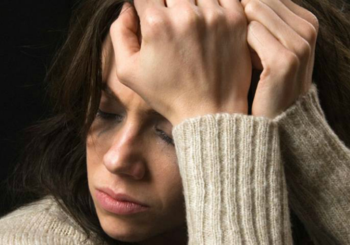 Что известно про менструальную мигрень: головная боль при месячных