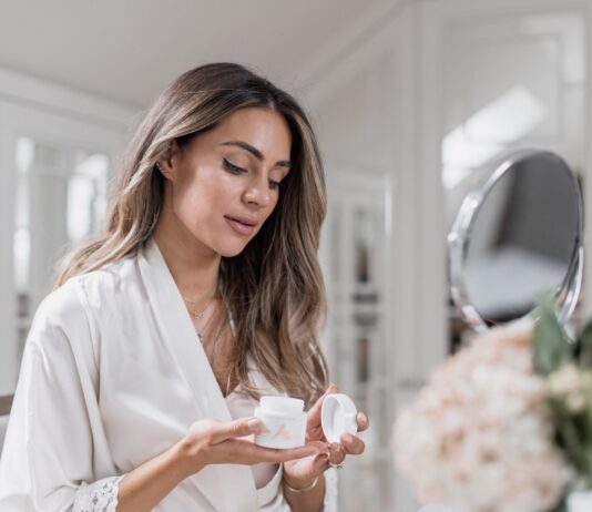 Профессиональные косметические средства: ассортимент товаров, популярные средства, особенности выбора, плюсы магазина