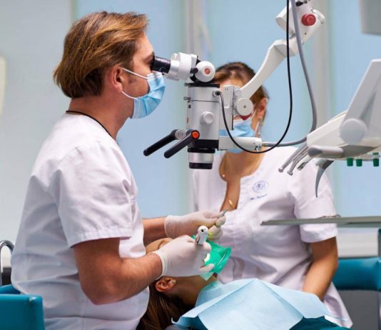 Лечение зубов под микроскопом