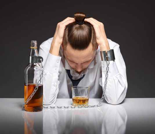 Алкоголизм: вечная проблема общества. Как лечить?