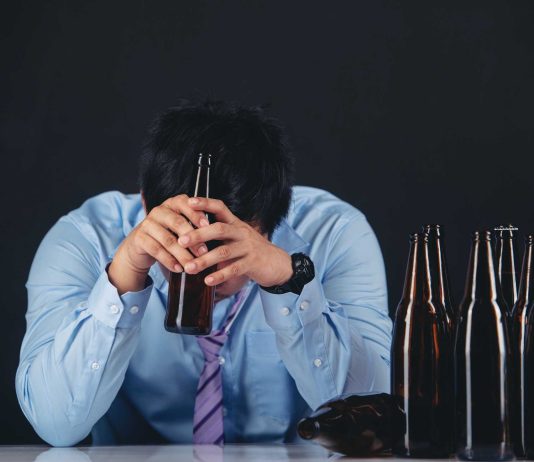 Избавляемся от алкогольной зависимости с комфортом: эффективные методы вывода из запоя на дому