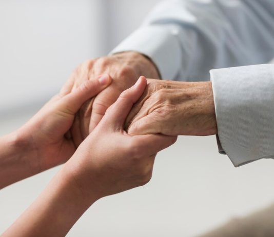 Влияние Альцгеймера на пожилых людей: диагностика, симптомы и методы помощи