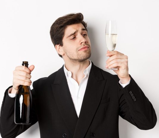 Капельница: как она может помочь после запоя https://ru.freepik.com/free-photo/close-up-of-attractive-man-in-trendy-suit-tasting-champagne-looking-at-glass-standing-against-white-background_18140122.htm#fromView=search&page=1&position=0&uuid=f4c2c4e6-d81f-49b9-9681-1891b318c016