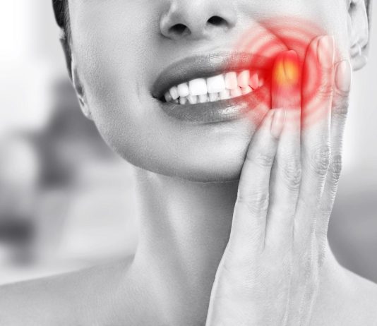 Болят зубы в месячные: причины, профилактика и лечение