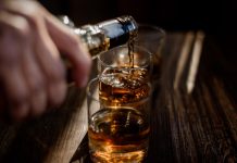 Капельница от запоя: методы лечения и эффективные препараты https://ru.freepik.com/free-photo/pouring-strong-alcohol-drink-into-the-glasses-which-are-on-the-wooden-table_7497093.htm#fromView=search&page=1&position=1&uuid=f524bf2f-4b67-488a-9e95-abf5cff81cef