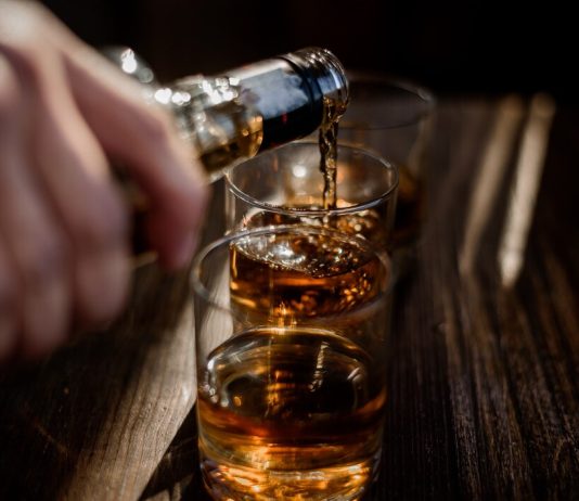 Капельница от запоя: методы лечения и эффективные препараты https://ru.freepik.com/free-photo/pouring-strong-alcohol-drink-into-the-glasses-which-are-on-the-wooden-table_7497093.htm#fromView=search&page=1&position=1&uuid=f524bf2f-4b67-488a-9e95-abf5cff81cef