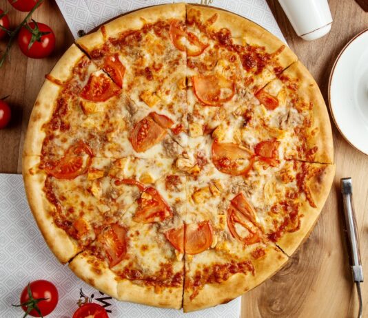 Выбор снека на ужин: вкусная пицца для уютного вечера